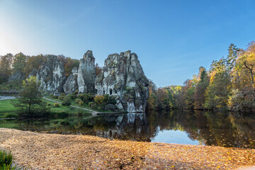 Die Externsteine mit herbstlichen Wiembecketeich bei Horn-Bad Meinberg, Teutoburger Wand,...