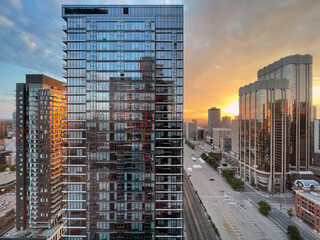 coucher de soleil sur un immeuble de la ville de Calgary, Alberta,  - 566605148