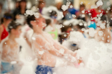 Niños jugando en fiesta de espuma
