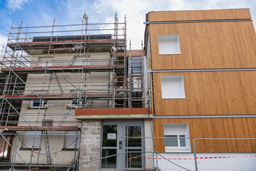 Réhabilitation thermique de logements collectifs. Réfection de facades avec pose d'un  isolant et...