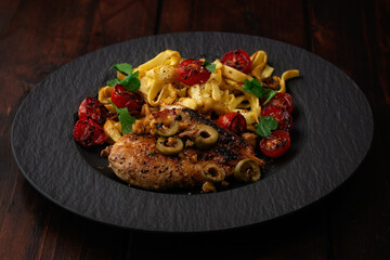 Hähnchenbrust mit Pasta und Tomaten