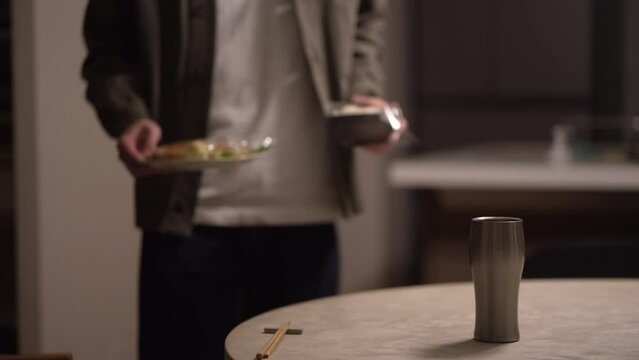 	自宅で食事する男性