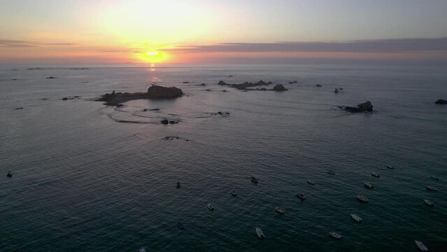 Ilots au coucher du soleil, Plougrescrant, Bretagne