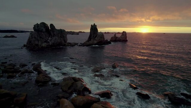Pics rocheux en pleine mer au coucher du soleil, Pors Scaff, Plougrescrant, Bretagne