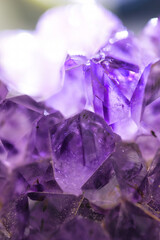 紫色に光り輝く美しいアメジストの原石