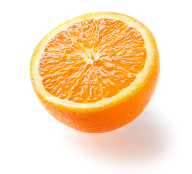 Halbe Orange vor weiss als Freisteller