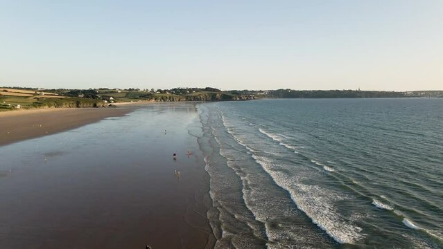 Vue a&eacute;rienne d'une grande plage avec vagues en fin de journ&eacute;e - Plage de Kervel, Bretagne