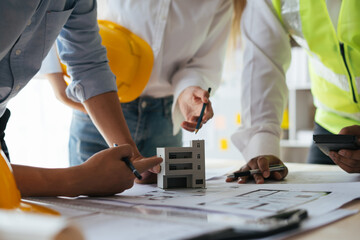 Obraz premium Engineers working together on a building project.