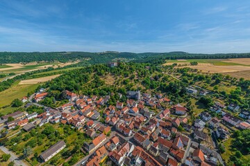 Gamburg im Taubertal mit der markanten Burganlage über dem Ort im Luftbild