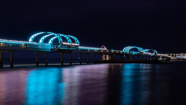 beleuchtete Seebr&uuml;cke von Kellenhusen an der Ostsee in der N&auml;he von Gr&ouml;mitz