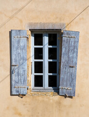 Obraz na płótnie Canvas Fenster mit blau-grauen Fensterläden aus Holz, vintage