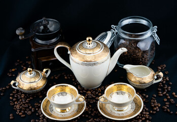 geröstete braune Kaffeebohnen mit antiken Geschirr