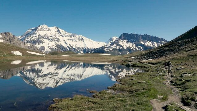 Lac et sommet enneig&eacute; avec randonneurs - Plan du lac, Grande Casse, Parc National de la Vanoise 