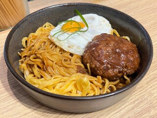 Spaghetti with hamburg and fried egg