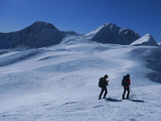 ski de randonnée en montagne des Pyrénées orientales dans la neige avec skieurs de rando