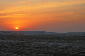 Fototapeta premium Atardecer en el desierto de Qatar.