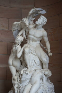 Skulptur "Prometheus, beklagt von den Okeaniden" von Eduard M&uuml;ller am Eingang der Alten Nationalgalerie in Berlin am 31.01.2023