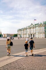 Obraz premium people walking in the Saint Petersburg city