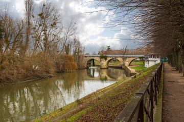 Fototapeta na wymiar L'ancien pont de Poissy en hiver ou coule la seine