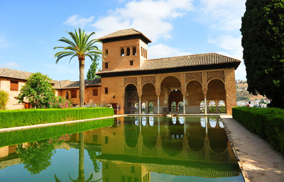 Palacio del Partal y jardines del Partal en la Alhambra de Granada, turismo en Granada, Andaluc&iacute;a, Espa&ntilde;a. Patrimonio de la Humanidad por la Unesco