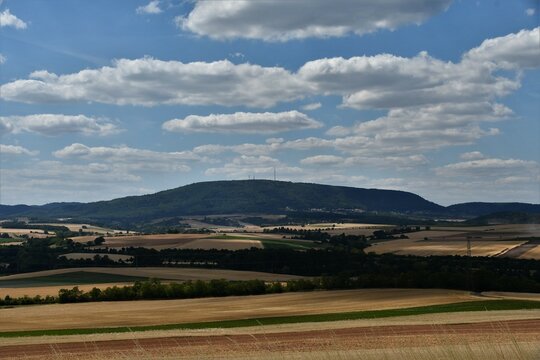 Blick zum Donnersberg mit sommerlichen Landschaften