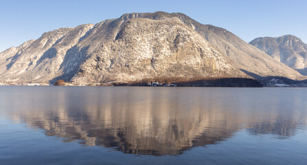 Naklejka premium Hallstatt. Scenic view of the snow-capped mountains on a sunny morning.
