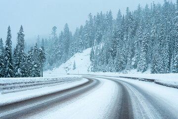 Obraz premium snowy mountain road in winter