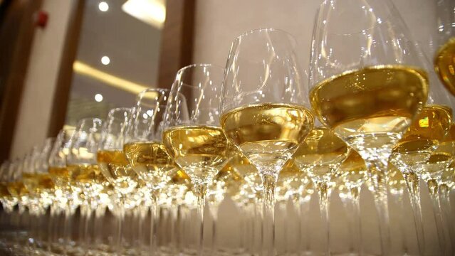 Many glasses of champagne stand beautifully. Glasses of wine at a banquet.