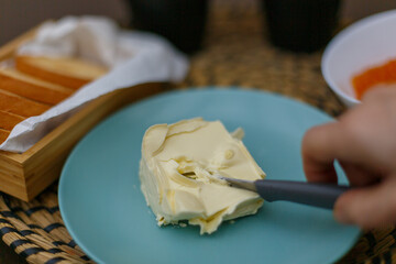 Fototapeta na wymiar Desayuno con mantequilla y mermelada en una tostada