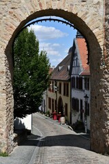 Fototapeta na wymiar Blick durch den Roten Turm in die Altstadt von Kirchheimbolanden / Pfalz