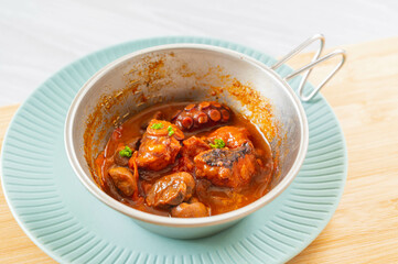 シェラカップで作るタコのトマトソース煮