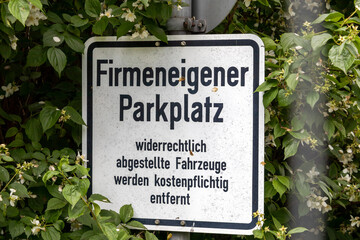 Verkehrszeichen kennzeichnet Parkplatz für Personal