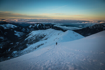 Tatry Zachodnie w zimie ze szlaku na Starorobociański Wierch. 