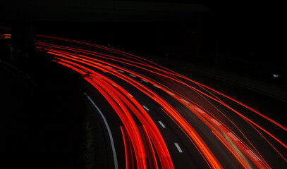 Langzeitbelichtung einer Autobahn bei Nacht