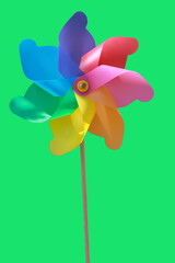 Ein Windrad aus Kunststoff mit einem Holzstiel. Ein Kinderspielzeug.