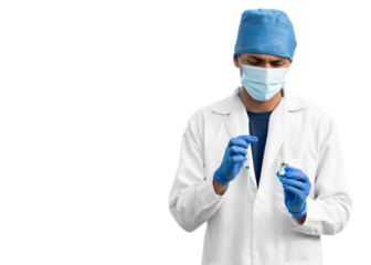 Doctor latino americano manipulando una ampolla y jeringuilla. 