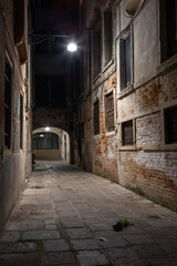 Fototapeta premium Venice canals and streets at night