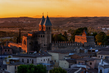 View to the gate Puerta de Bisagra and old town/Vista de la Puerta de la Bisagra, Toledo, España, Spain