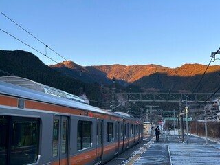 冬の奥多摩「御岳山駅」ホームから見た朝焼けの御岳山