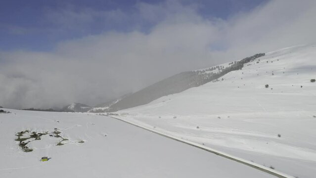 castelluccio di norcia innevato video con drone 