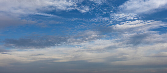 Obraz premium Blue sky with clouds background overlay. Ideal for sky replacement 