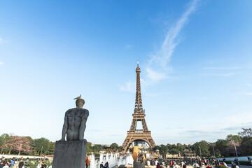 Fototapeta na wymiar Estátua a contemplar Torre Eiffel