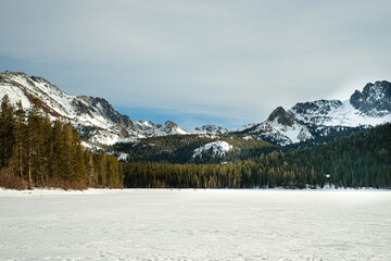 Naklejka premium Mammoth mountain during winter. the frozen lake cover with snow.