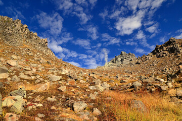 Fototapeta premium 秋の紅葉の焼岳の登山道の風景
