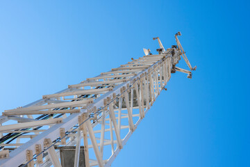 Gran torre de telecomunicaciones vista desde la base