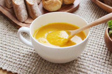 スープと雑穀パンの健康ごはん