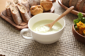 スープと雑穀パンの健康ごはん