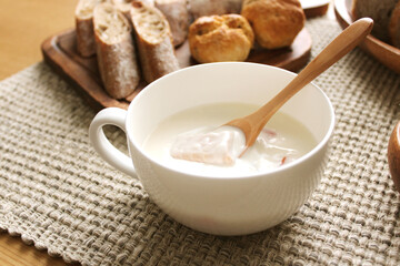 スープと雑穀パンの健康ごはん