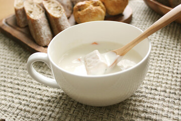 スープと雑穀パンの健康ごはん