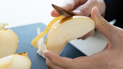 カットしている梨　アップ